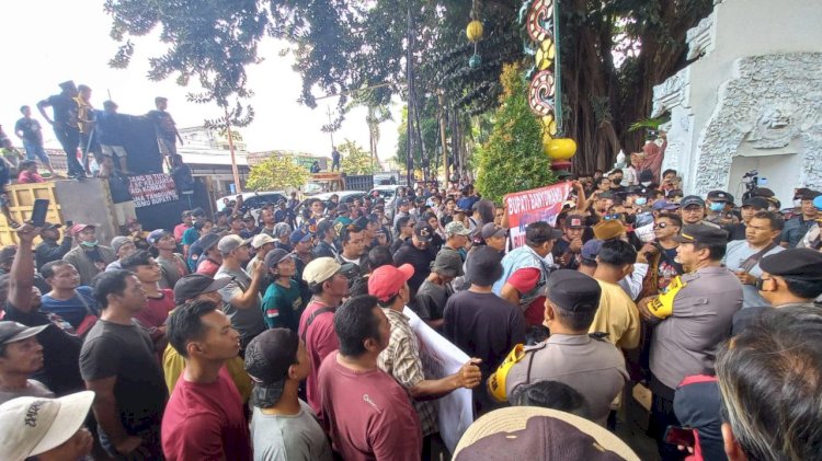 Galian C ditutup, ratusan sopir dump truk demo di Kantor Bupati Banyuwangi lalu muncul kesepakatan/RMOLJatim