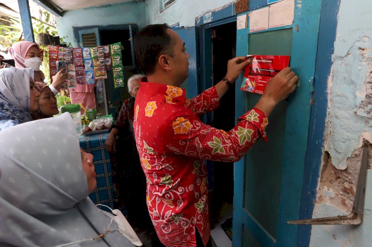 Wali Kota Eri Cahyadi memasang stiker untuk rumah KPM bansos/RMOLJatim