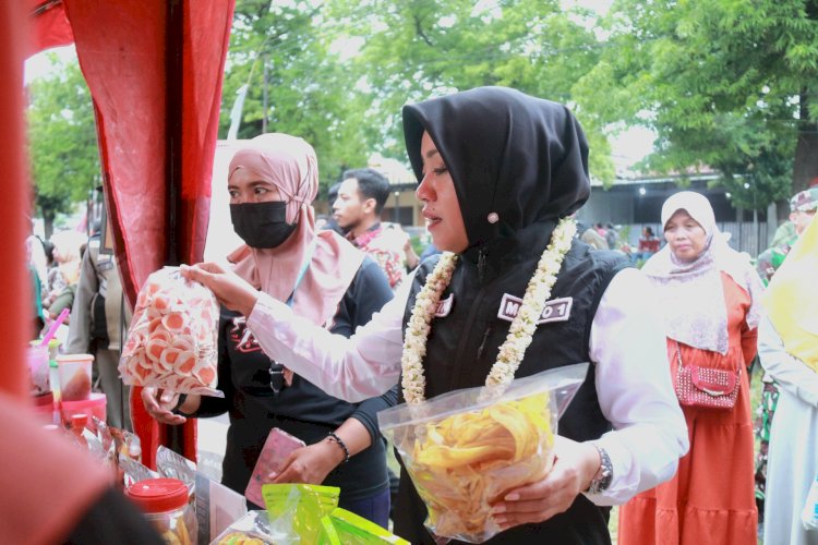 Bupati Mojokerto Ikfina Fahmawati saat mengunjungi salah satu stan pasar murah/ist