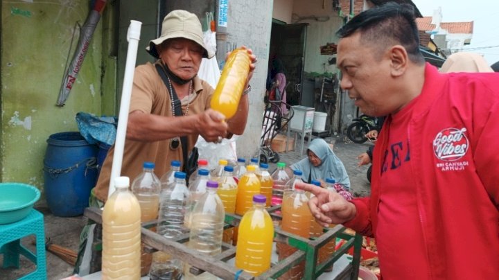 Teks foto: Anas Karno saat membeli produk UMKM jamu tradisional/ist