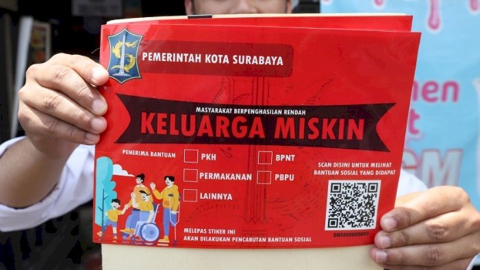 Teks foto: Stiker yang ditempel di rumah warga penerima bantuan sosial/RMOLJatim