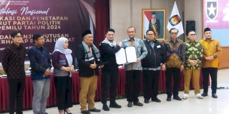 Ketua KPU RI, Hasyim Asyari bersama pimpinan lainnya dan Ketua Partai Ummat Ridho Rahmadi/RMOL