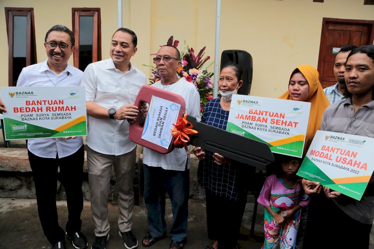 Wali Kota Eri menyerahkan bantuan korban kebakaran di Jalan Kedondong Kidul II/RMOLJatim