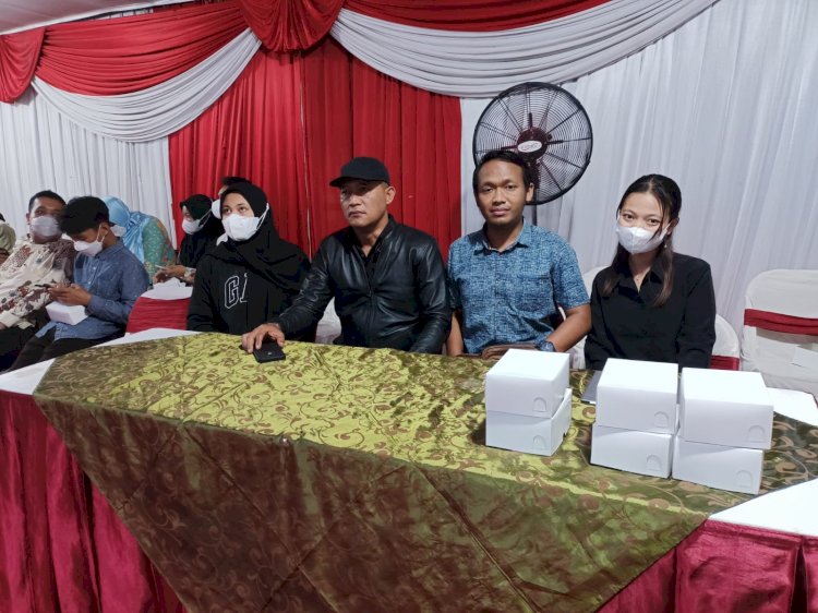 Bakal calon anggota DPD Jatim, Mohammad Trijanto dan tim penghubung saat menyerahkan dokumen syarat dukungan di KPU Jatim/Ist 