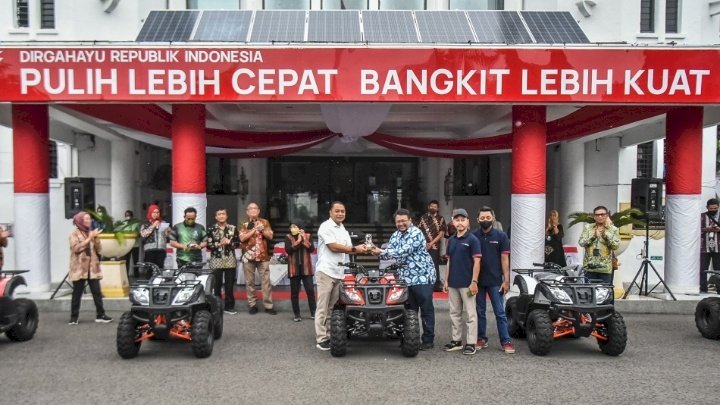 Teks foto: Wali Kota Eri mencoba bantuan ATV dari PT HM Sampoerna Tbk di halaman Balai Kota Surabaya/RMOLJatim