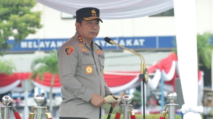 Caption : Kapolda Jatim Irjen Pol Toni Harmanto memimpin langsung upacara kenaikan pangkat.