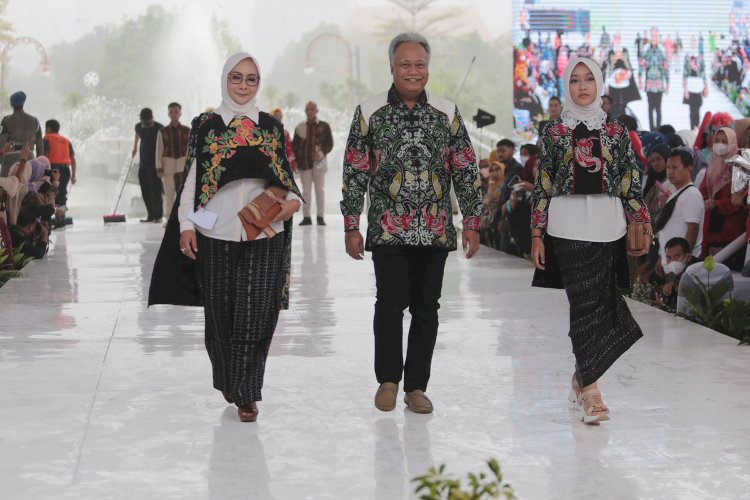 Kepala DSDABM Lilik Arijanto bersama istri dan anaknya nenjadi model fashion menggunakan motif batik khas Surabaya/RMOLJatim