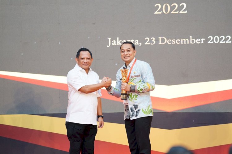 Wali Kota Eri Cahyadi menerima pebghargaan dari Mendagri Tito Karnavian/ist