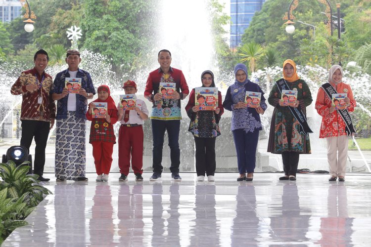 Rini Indriyani Eri Cahyadi melaunching sebuah buku berjudul “Fafa Belajar Menabung”/ist