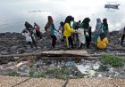 Jaga Kebersihan Lingkungan, Ratusan Siswa SD-SMP Rutin Bersih-bersih Pantai Nambangan