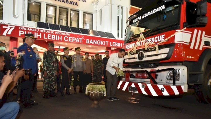 Teks foto: Wali Kota Eri meluncuran Mobil Heavy Duty Rescue/RMOLJatim