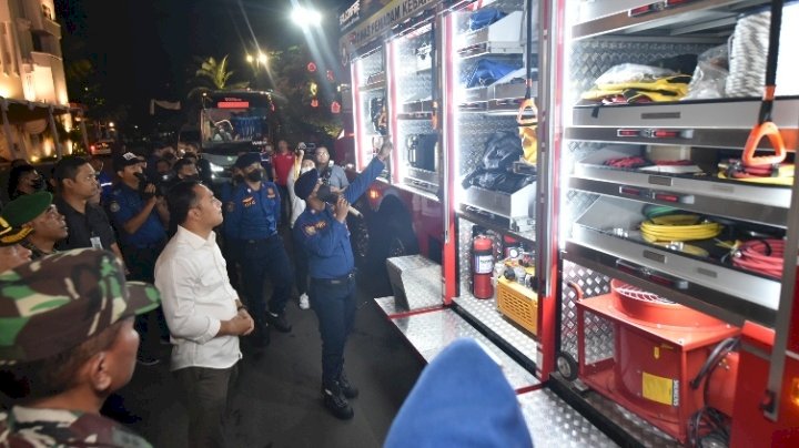 Teks foto: Wali Kota Eri melihat berbagai sistem teknologi Mobil Heavy Duty Rescue/RMOLJatim