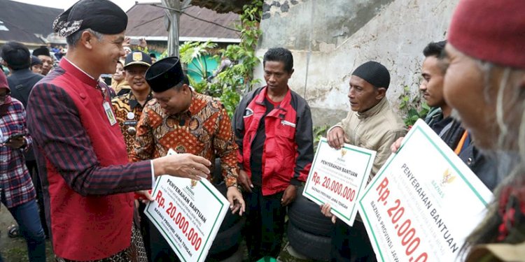 Gubernur Jawa Tengah Ganjar Pranowo saat memberikan bantuan kepada kader PDIP menggunakan dana yang bersumber dari Baznas/Net