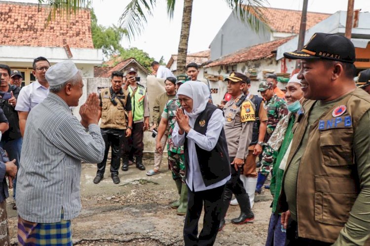 Gubernur Khofifah meninjau banjir di Sampang/Ist