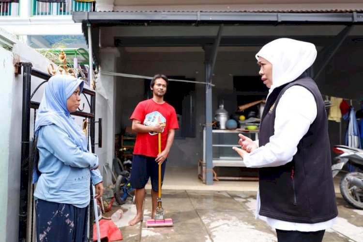 Gubernur Khofifah menyapa warga terdampak banjir di Sampang/IST