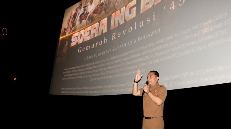 Teks foto: Wali Kota Eri saat nobar film "Soera Ing Baja: Gemuruh Revolusi 45" di Studio XXI Tunjungan Plaza Mal/ist