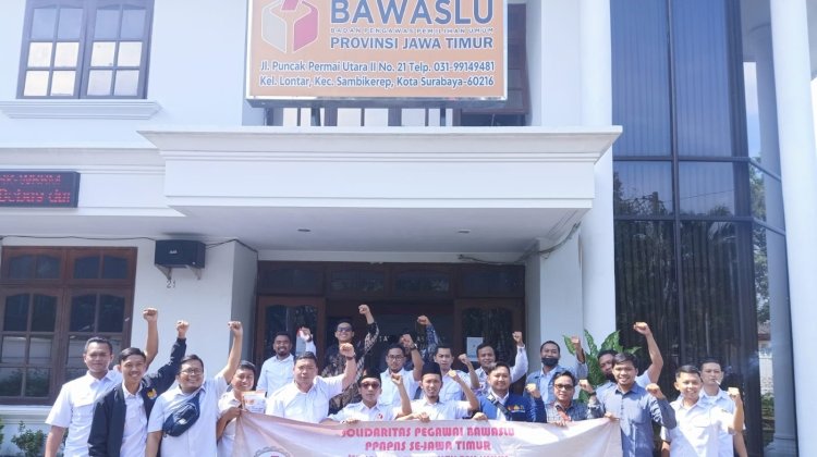 Ratusan pegawai non PNS Bawaslu kabupaten/kota usai audiensi di Kantor Bawaslu Jatim/ist