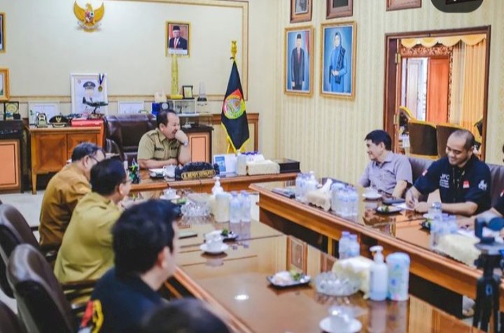 Pihak JFC saat beraudiensi dengan Bupati Jember Hendy Siswanto/RMOLJatim