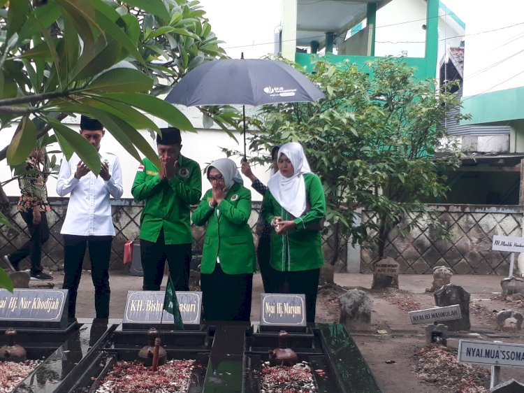 PPP Jombang saat berziarah ke makam KH Bishri Syansuri/RMOLJatim