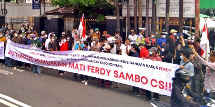 Aliansi Mahasiswa dan Pemuda Peduli Hukum (Amppuh) Republik Indonesia geruduk Kantor Pengadilan Negeri Jakarta Selatan/Net