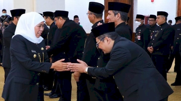 Gubernur Khofifah saat melantik pejabat eselon 