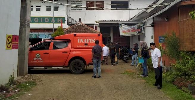 Polisi saat mendatangi salah satu pondok pesantren yang diasuh FH/RMOLJatim