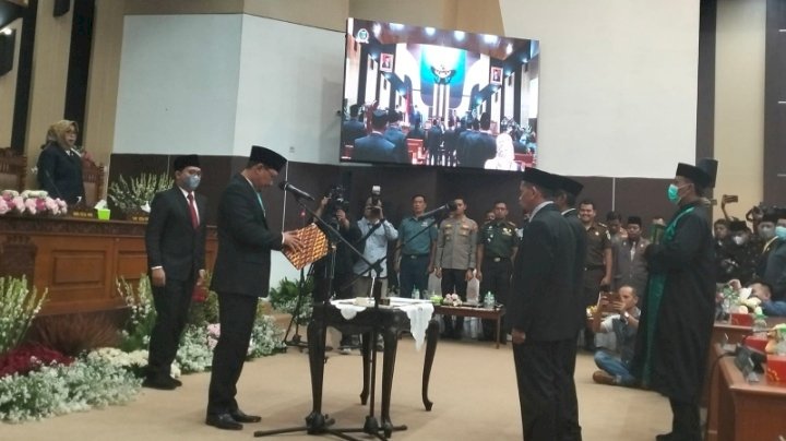 Ketua DPRD M. Sudiono Fauzan saat melantik dua anggota PAW DPRD Kabupaten Pasuruan
