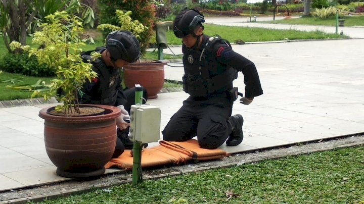 Teks foto: Pasukan Gegana Satbrimob Polda Jatim mengevakuasi granat di balai kota Surabaya/RMOLJatim