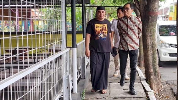 Sekretaris DPC PKB Kabupaten Probolinggo, Muad (bersarung) saat bersama Ketua Komisi VI DPR RI, Faisol Riza. /RMOLJatim.