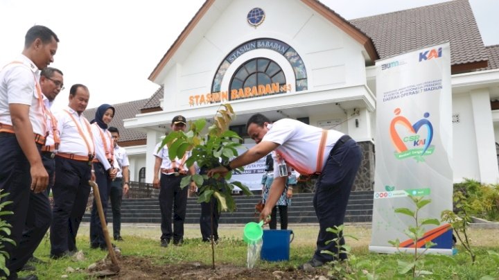 Keterangan foto: PT Kereta Api Indonesia (Persero) Daop 7 Madiun bersama Tim TJSL (Tanggung Jawab Sosial dan Lingkungan) /ist