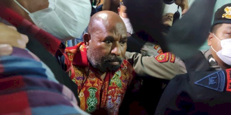 Gubernur Papua Lukas Enembe saat tiba di RSPAD Gatot Soebroto usai diamankan di Papua/RMOL