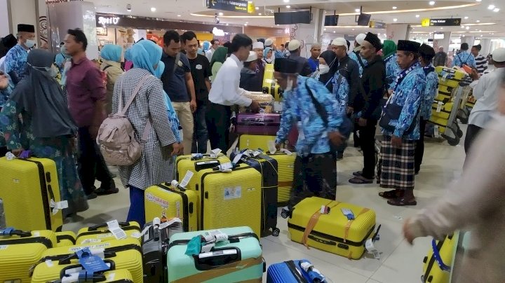 Kedatangan jamaah Umroh di Bandara Juanda 