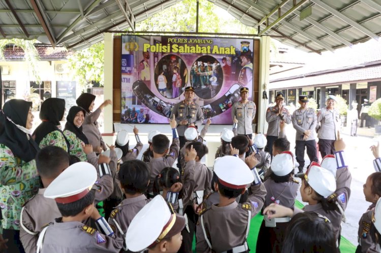 Ratusan siswa TK Kemala Bhayangkari saat kunjungi Polres Jombang/RMOLJatim