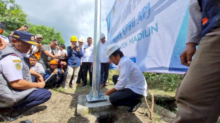 Bupati Madiun H Ahmad Dawami saat pemasangan tiang penerangan jalan di Caruban/ist
