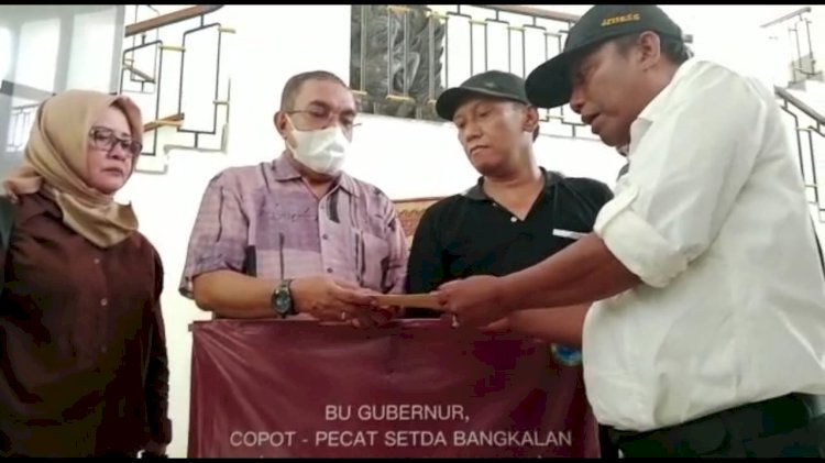 Perwakilan massa aksi aliansi LSM Bangkalan di Surabaya/RMOLJatim