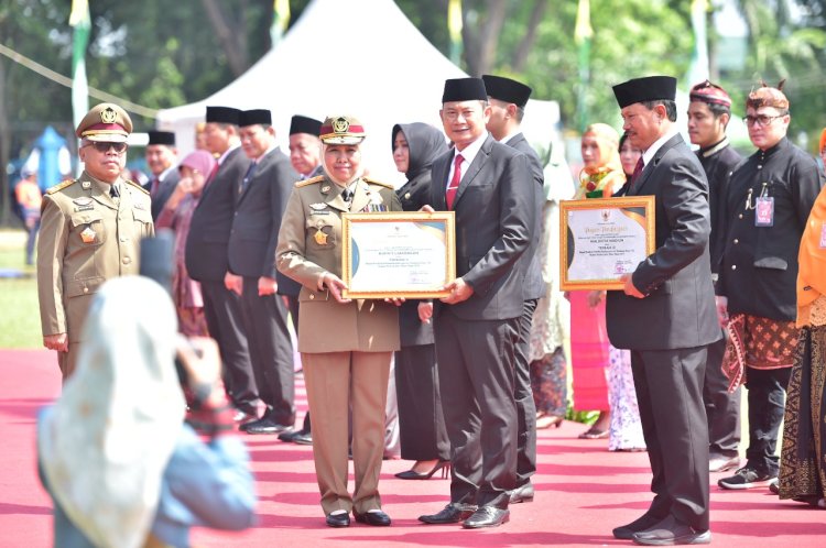 Bupati Lamongan Yuhronur Efendi saat menerima penghargaan dari Gubenur Jatim Khofifah Parawansa/RMOLJatim