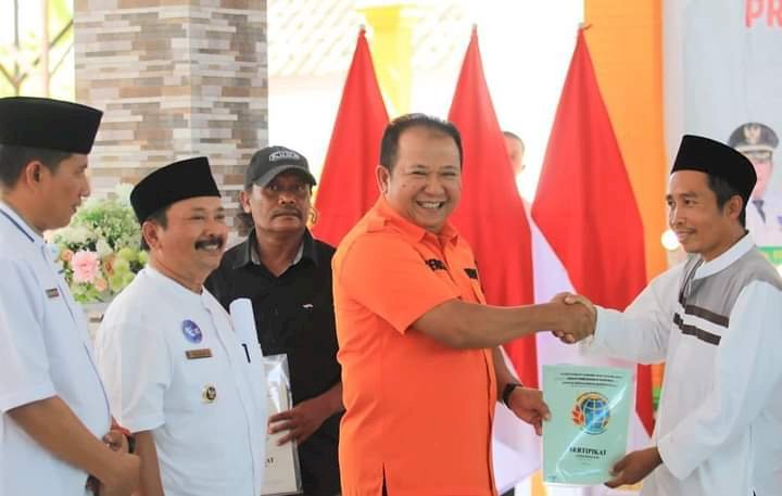 Bupati Jember, H.Hendy Siswanto saat menyerahkan sertifikat di Desa Mangaran Ajung/Ist