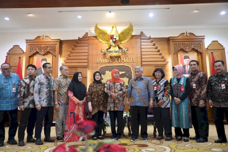 Gubernur Khofifah bersama Eyelink Grup bersama Perdami dan Komatda yang dipimpin oleh Prof. Dr. Nila Moeloek  di Gedung Negara Grahadi, Jumat (13/1) siang/ist