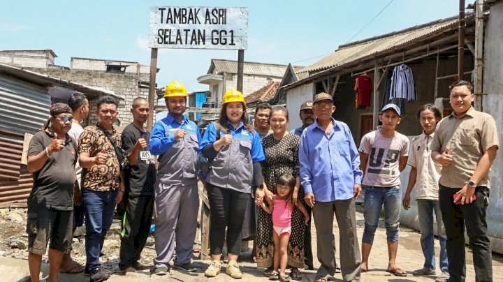 Teks foto: Warga tambak asri menikmati air bersih PDAM/ist