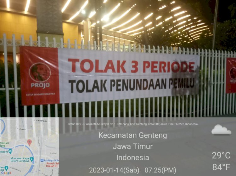 Spanduk tolak presiden 3 periode 