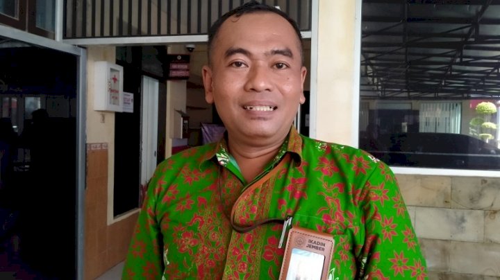 Foto: Kuasa hukum FH, Andi C Putra, saat di Mapolres Jember