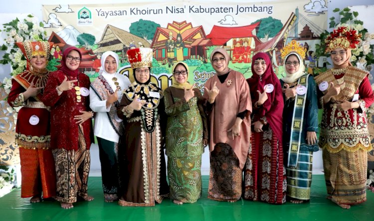 Bupati Jombang Hj Mundjidah Wahab bersama majelis Khoirun Nisa