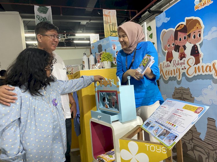 Mainan edukasi berupa panggung boneka bernama NOLA’s/IST