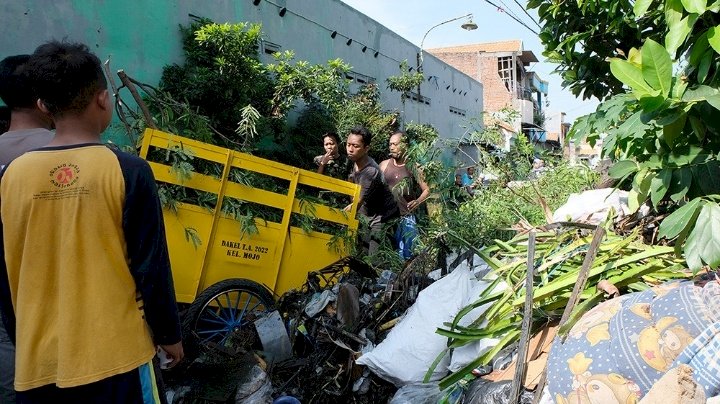 Teks foto: Warga Ketandan membersihkan Pendopo Balai Budaya Cak Markeso/ist