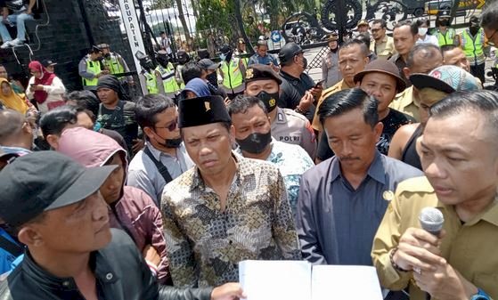 Warga Blitar Selatan saat unjukrasa di depan Kantor Pemerintahan Kabupaten Blitar, Senin (16/1)/Ist