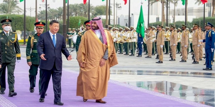 Putra Mahkota Saudi Mohammed Bin Salman menyambut Presiden China Xi Jinping di Riyadh, Arab Saudi pada 8 Desember 2022/Net