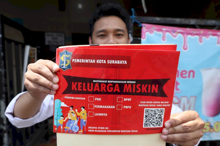 Teks foto: Stiker Keluarga Miskin/RMOLJatim