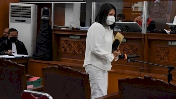 Putri Candrawathi saat menjalani sidang 