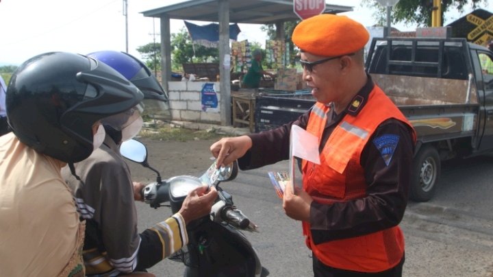 Keterangan foto: kegiatan soaialisasi keselamatan berlalu lintas saat melalui perlintasan sebidang /ist