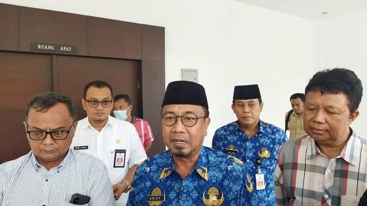 Pj Sekda Jember usai menemui perwakilan warga di ruang lobby Bupati Jember/RMOLJatim